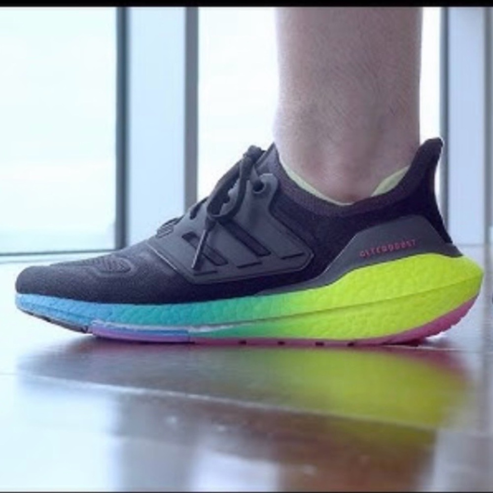 💙New💙 ADIDAS Ultraboost 22 Black Multi Gradient